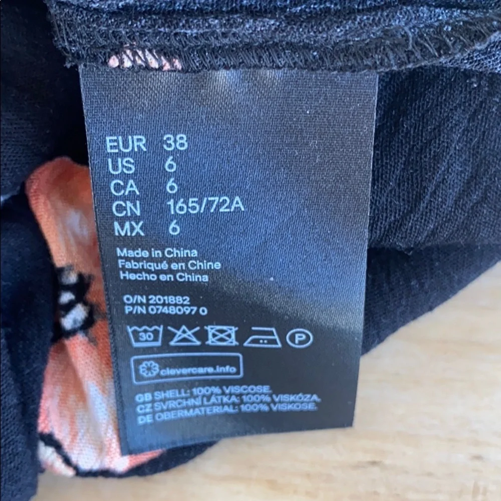 H&M Printed Shorts Size 6 - Picture 4 of 4